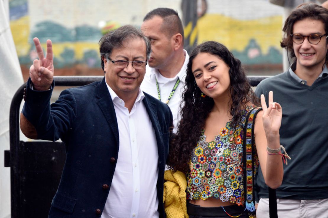 El candidato presidencial Gustavo Petro de la coalición Pacto Histórico hace gestos acompañado por su hija Sofía antes de emitir su voto durante el día de las elecciones presidenciales el 29 de mayo de 2022 en Bogotá, Colombia.