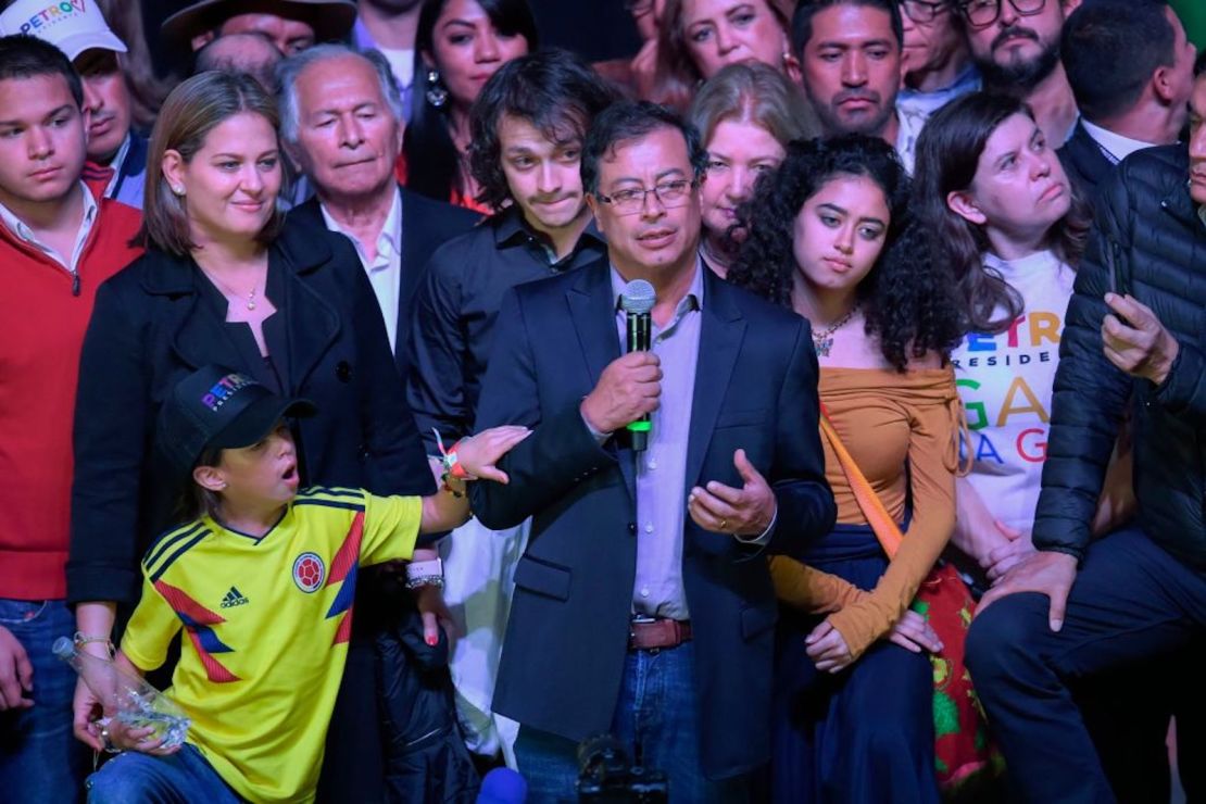 El candidato presidencial colombiano Gustavo Petro (C) por el Partido Colombia Humana se dirige a sus seguidores en Bogotá, junto a su esposa Verónica Alcocer (2-L) y sus hijas Antonella (L-abajo) y Sofía (2-R), luego de recibir una segundo lugar en la primera vuelta de las elecciones presidenciales de Colombia el 27 de mayo de 2018.