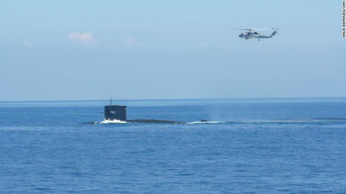 Un helicóptero y un submarino participan en los ejercicios militares con fuego real de Taiwán el 26 de julio.