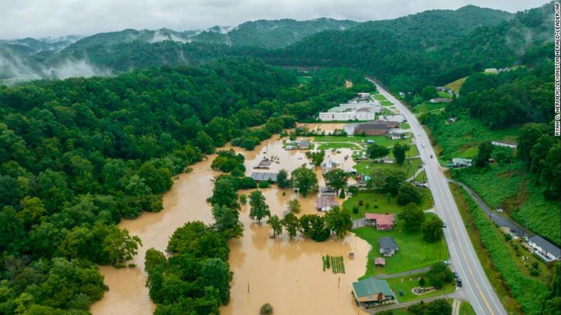 Casa y estructuras inundadas cerca de Quicksand, Kentucky, el jueves.