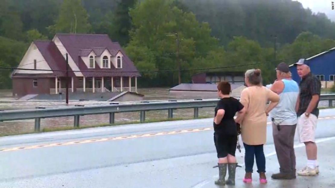 El agua de las inundaciones rodea los edificios en la comunidad de Lost Creek en el condado de Breathitt, al este de Kentucky, a primera hora del jueves.