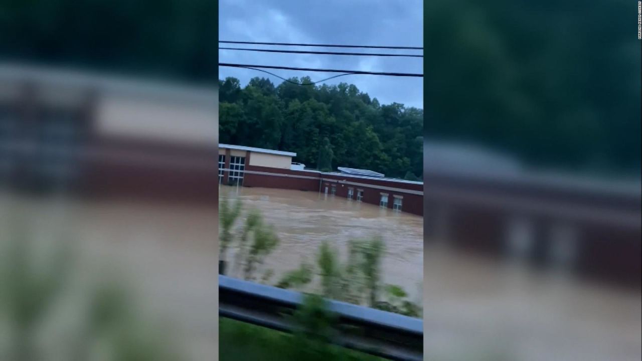 CNNE 1245145 - el agua llega hasta las ventanas en una escuela de kentucky