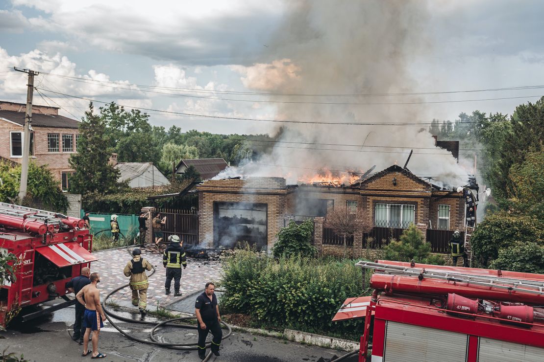 Los bomberos extinguen un incendio en una casa que fue bombardeada en la ciudad de Bakhmut, Ucrania, el 28 de julio.