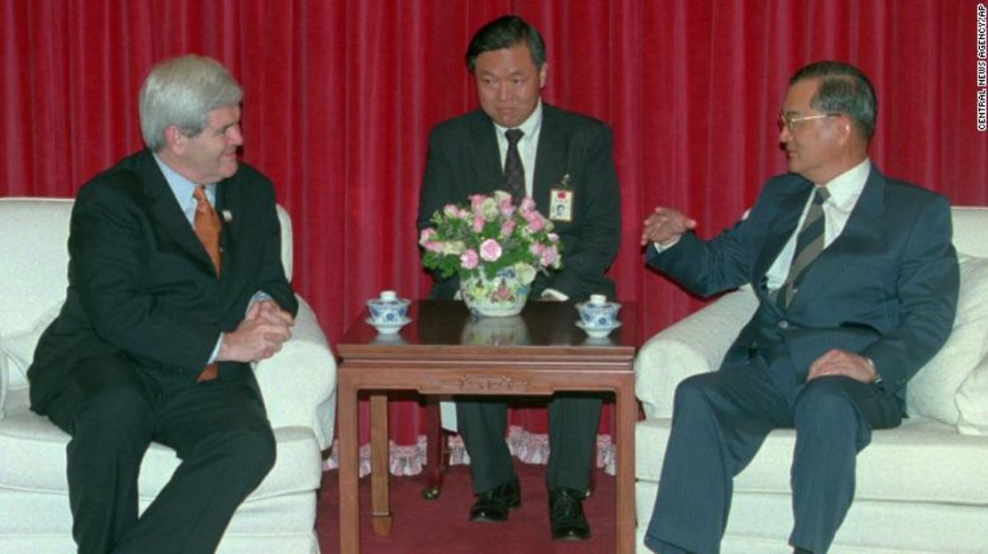 El ex presidente de la Cámara de Representantes de EE. UU., Newt Gingrich, se reúne con el vicepresidente y primer ministro de Taiwán, Lien Chan, durante una breve visita a Taiwán en abril de 1997.