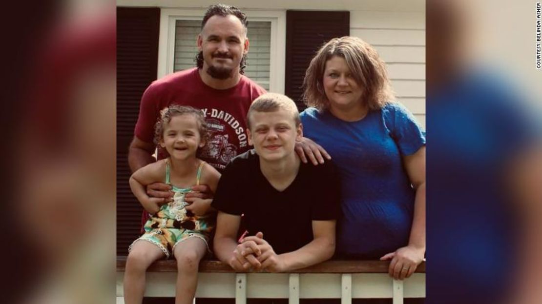 Belinda Asher, aquí con su esposo y dos de sus hijos, dijo que su casa de tres habitaciones fue arrasada por las inundaciones de Kentucky.