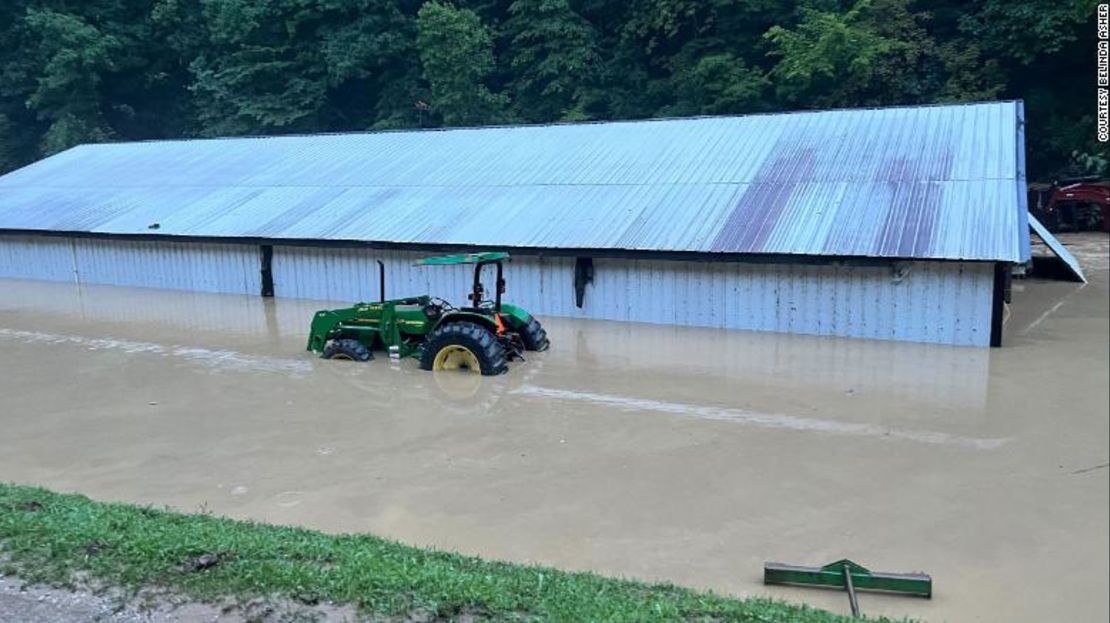 Se ve un granero sumergido en las aguas de la inundación. Detrás solía estar la casa de Asher, ahora arrasada.