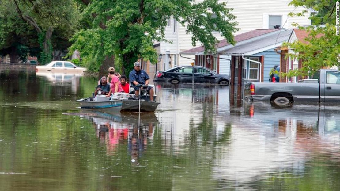 Gateway Pet Guardians usa un bote para ayudar a los dueños de mascotas a rescatar a dos gatos y un perro de su casa en Terrace Dr. en East St. Louis, Illinois, el 28 de julio de 2022.