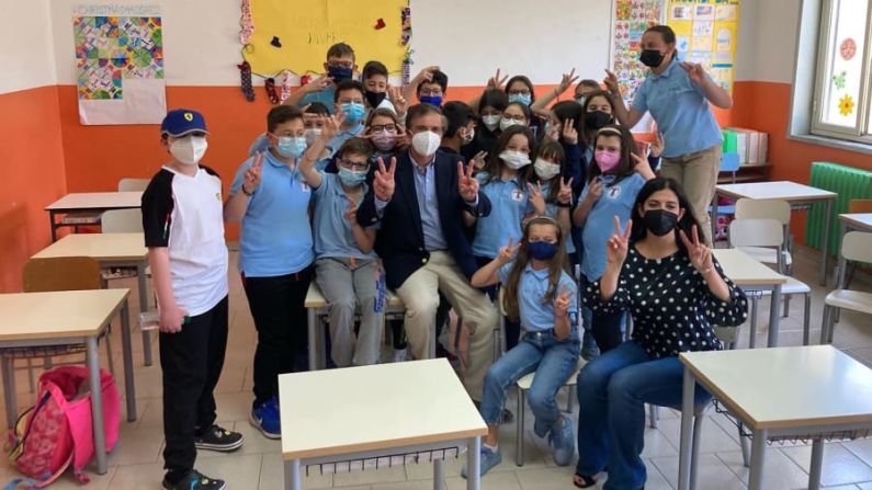 Encuentro con alumnos locales: el gastroenterólogo Edgardo Trape deja atrás Buenos Aires para su estancia en Mussomeli. Crédito: CACCIPIT/Alcaldía de Mussomeli