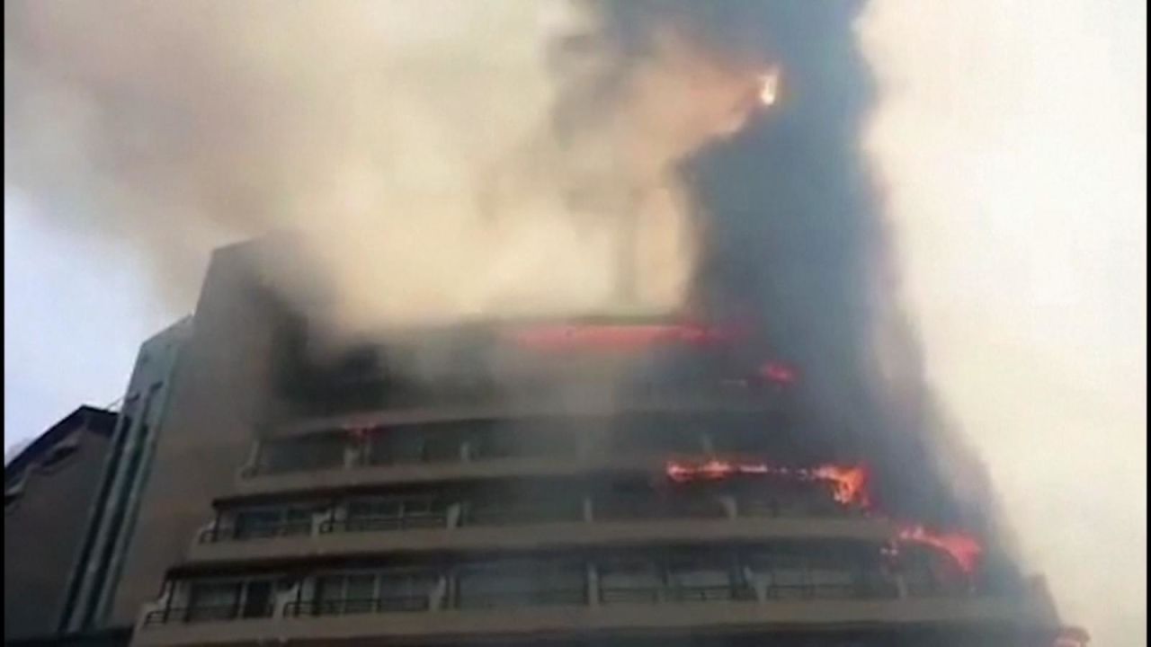 CNNE 1245707 - panico por incendio forestal cerca de hotel en turquia