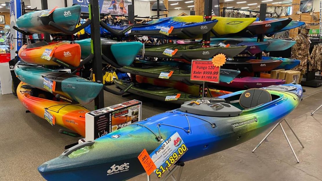 Se espera que los precios de los productos basados en el petróleo, como estos kayaks expuestos en Joe's Sporting Goods en St. Paul, Minnesota, se disparen aún más debido a la invasión rusa de Ucrania.