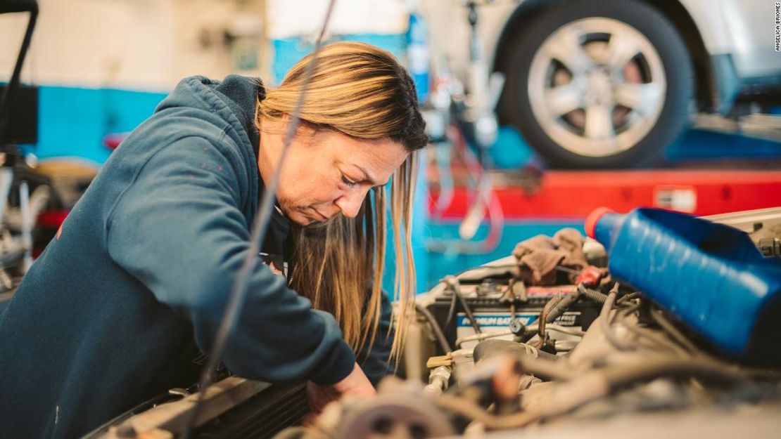 Audra Fordin, de Great Bear Auto Repair en Queens, Nueva York, dice que los clientes están reduciendo las reparaciones para ahorrar dinero.