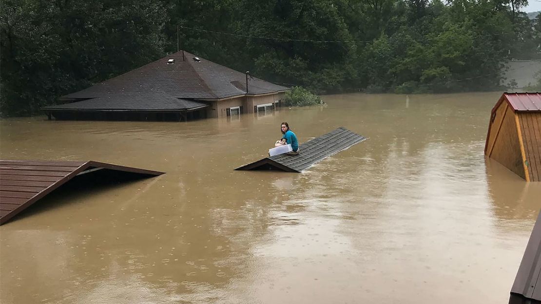 Foto de Chloe Adams sentada en el techo de una casa mientras esperaba ser rescatada.