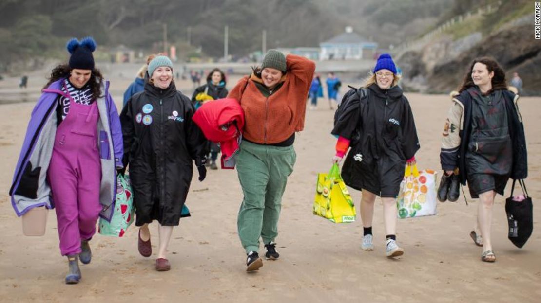 Un encuentro de natación de Año Nuevo con Mental Health Swims en la bahía de Caswell, en Swansea, Gales.