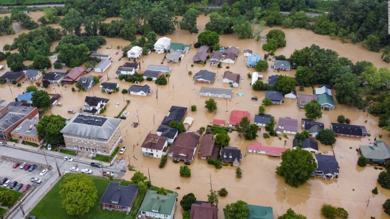 Las casas quedaron sumergidas por las inundaciones en Jackson, Kentucky, el jueves.