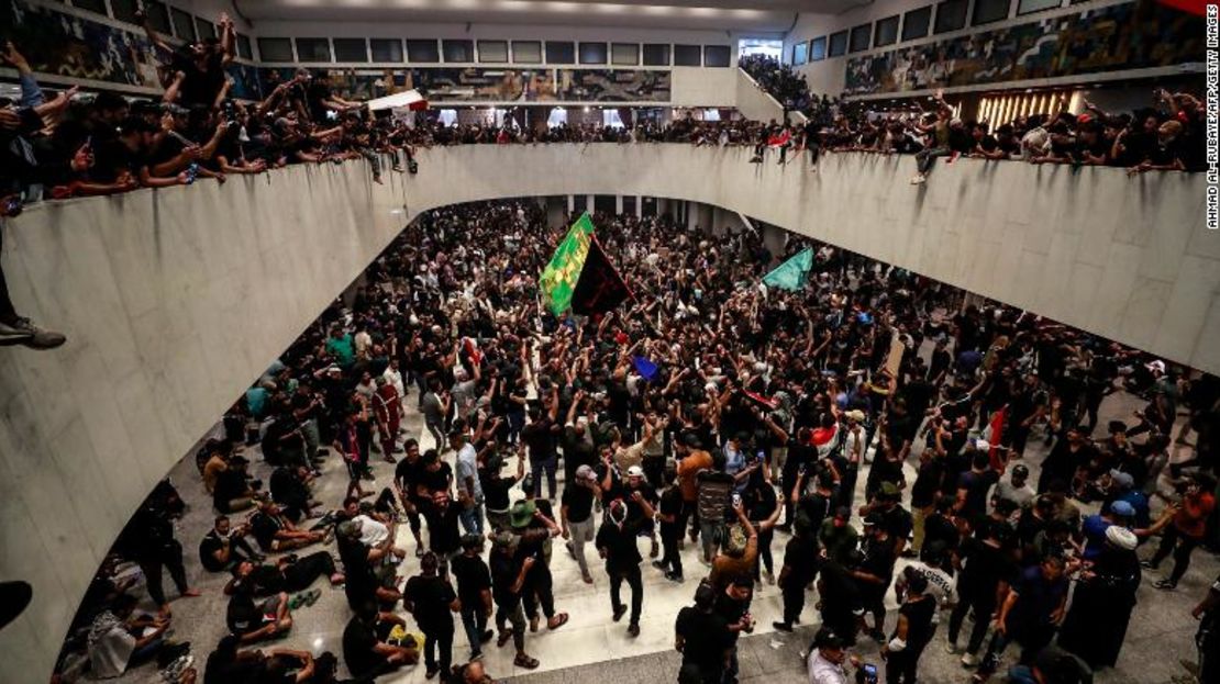 Los manifestantes aplauden después de ingresar al parlamento de Iraq el sábado.