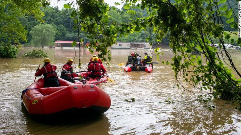 Los equipos de rescate de aguas rápidas de los bomberos de Lexington trabajan en Lost Creek, Kentucky, el viernes.