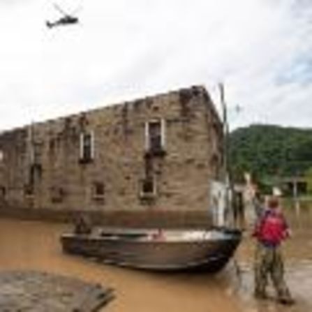 James Jacobs señala a un helicóptero de la Guardia Nacional que sobrevuela Garrett, Kentucky, el jueves.