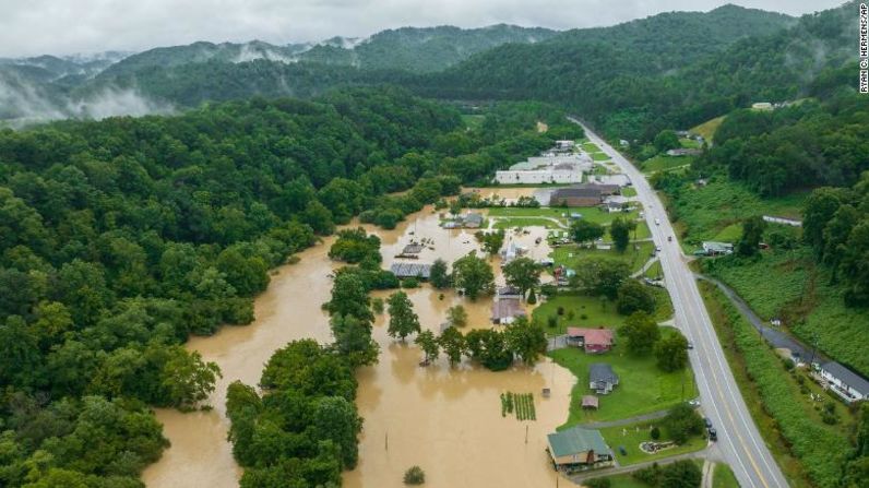 Casas y estructuras se inundan cerca de Quicksand, Kentucky, el jueves.