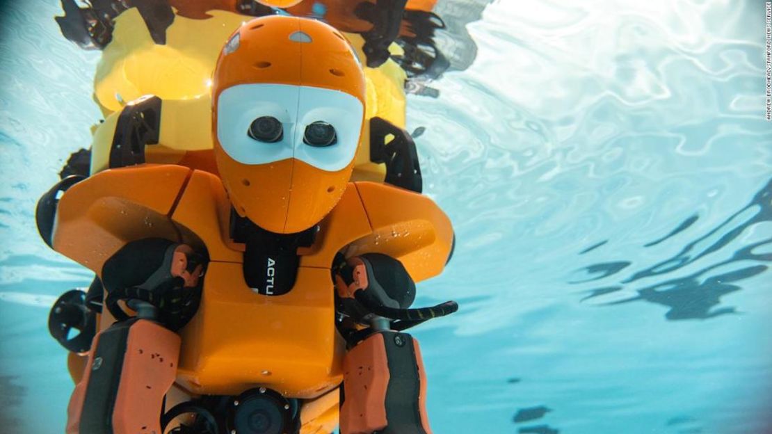 OceanOneK, aquí haciendo un experimento en una piscina en la Universidad de Stanford, se parece a un buzo humano.