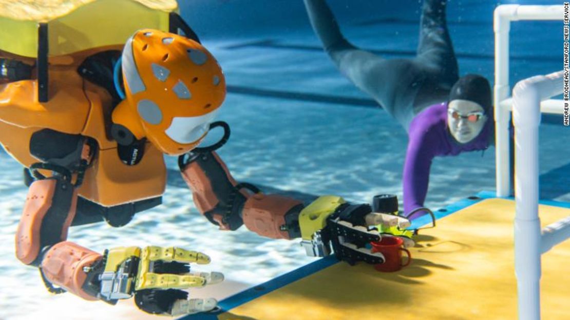 OceanOneK pasa por una prueba de agarre de un objeto en una piscina de Stanford.