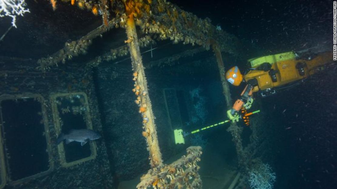 El robot extiende una cámara boom dentro del casco del barco de vapor italiano Le Francesco Crispi.