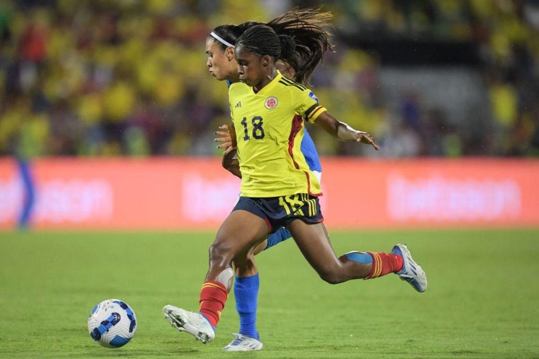 Linda Caicedo de Colombia y Antonia vie de Brasil. Crédito: RAUL ARBOLEDA/AFP via Getty Images