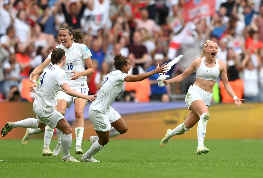 Chloe Kelly de Inglaterra celebra con sus compañeras de equipo después de anotar el segundo gol de su equipo en tiempo extra. Crédito: Shaun Botterill/Getty Images