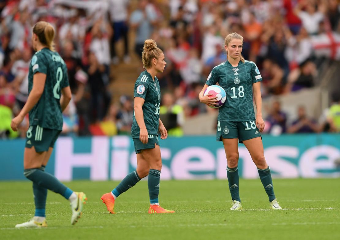 Linda Dallmann y Tabea Wassmuth de Alemania reaccionan después de que Chloe Kelly anotara anota el segundo gol. Crédito: Harriet Lander/Getty Images