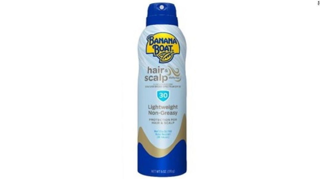 Una revisión interna de Banana Boat Hair & Scalp Sunscreen Spray SPF 30 encontró que algunas muestras contenían trazas de benceno, que está clasificado como cancerígeno humano. Edgewell Personal Care Co., fabricante de productos Banana Boat, emitió un retiro del mercado a nivel nacional de tres lotes del spray de protección solar.