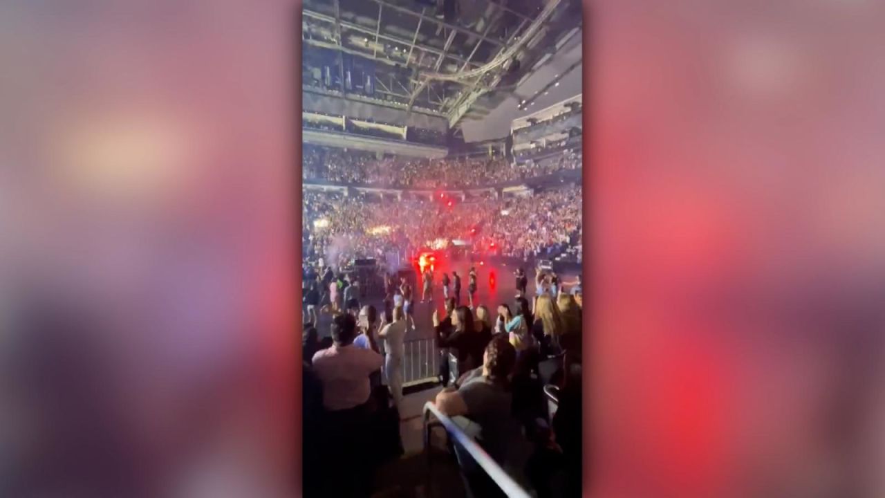 CNNE 1246232 - los fuegos artificiales no autorizados que "conmocionaron" a dua lipa en su concierto