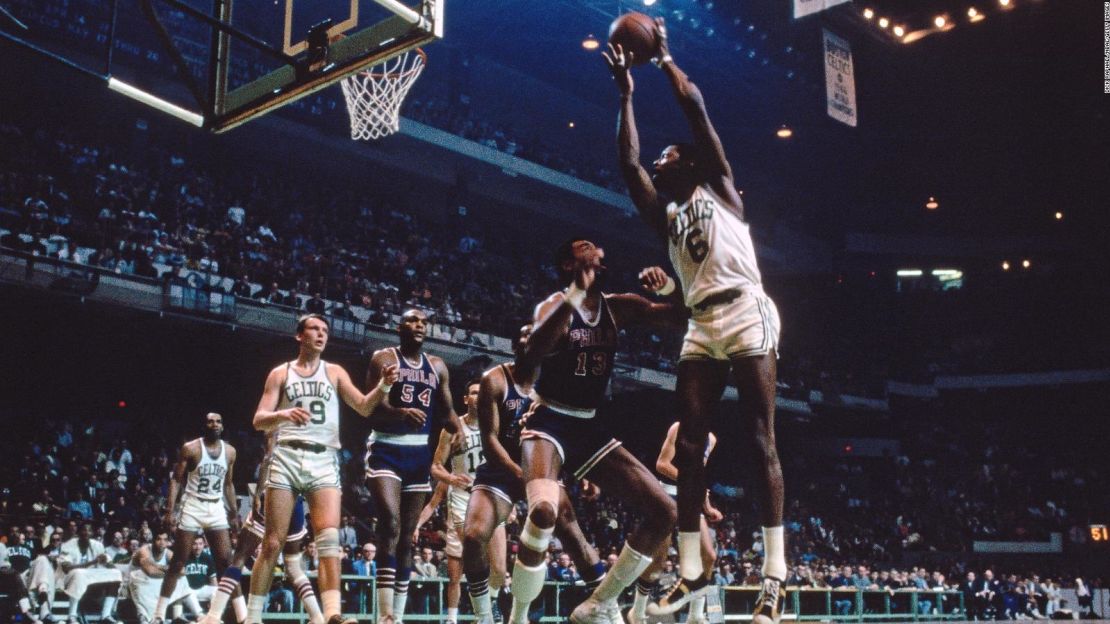 Russell lanzando el balón contra los Philadelphia 76ers en el Boston Garden.