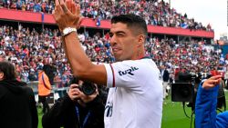 CNNE 1246283 - luis suarez regresa a nacional y causa furor