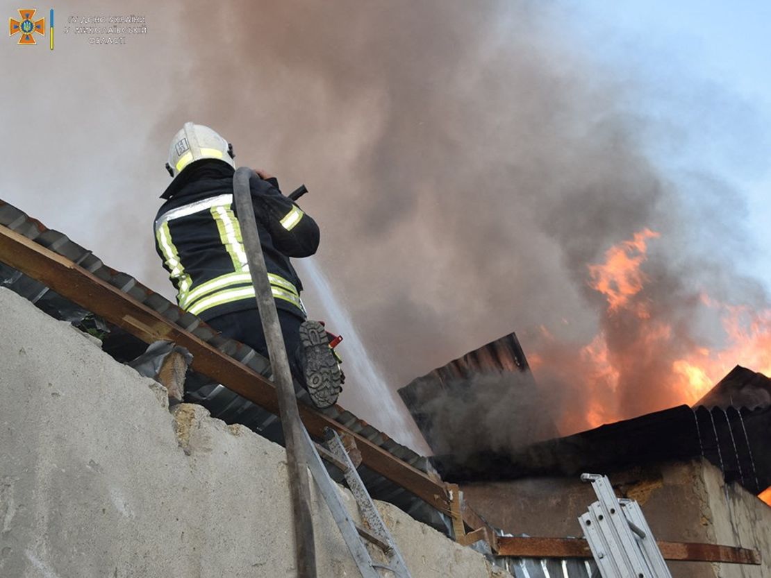 Un bombero trabaja para extinguir un incendio en un edificio en Mykolaiv, Ucrania, en esta foto publicada el 31 de julio.