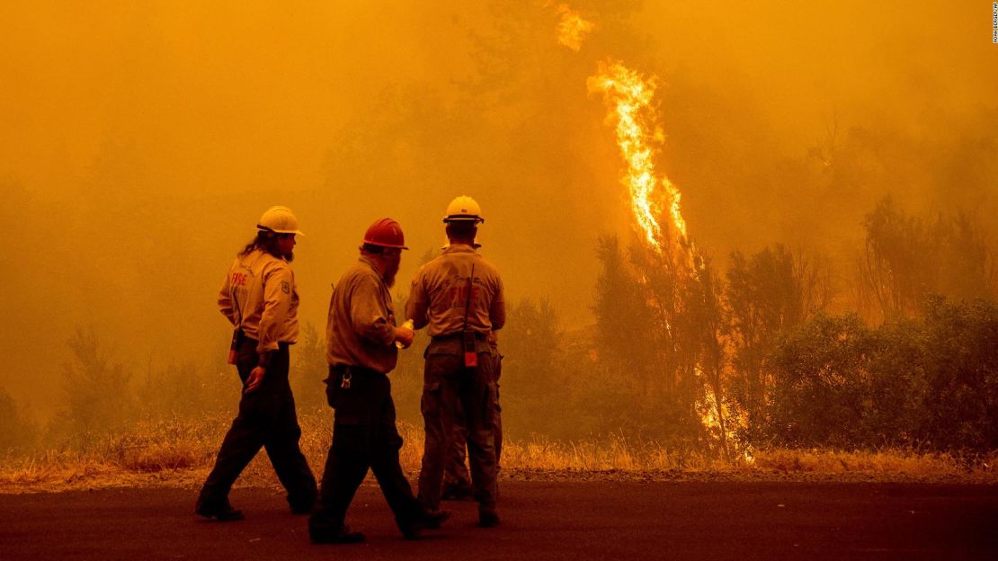 Las llamas del incendio McKinney arden cerca de bomberos en el Bosque Nacional Klamath de California este sábado.