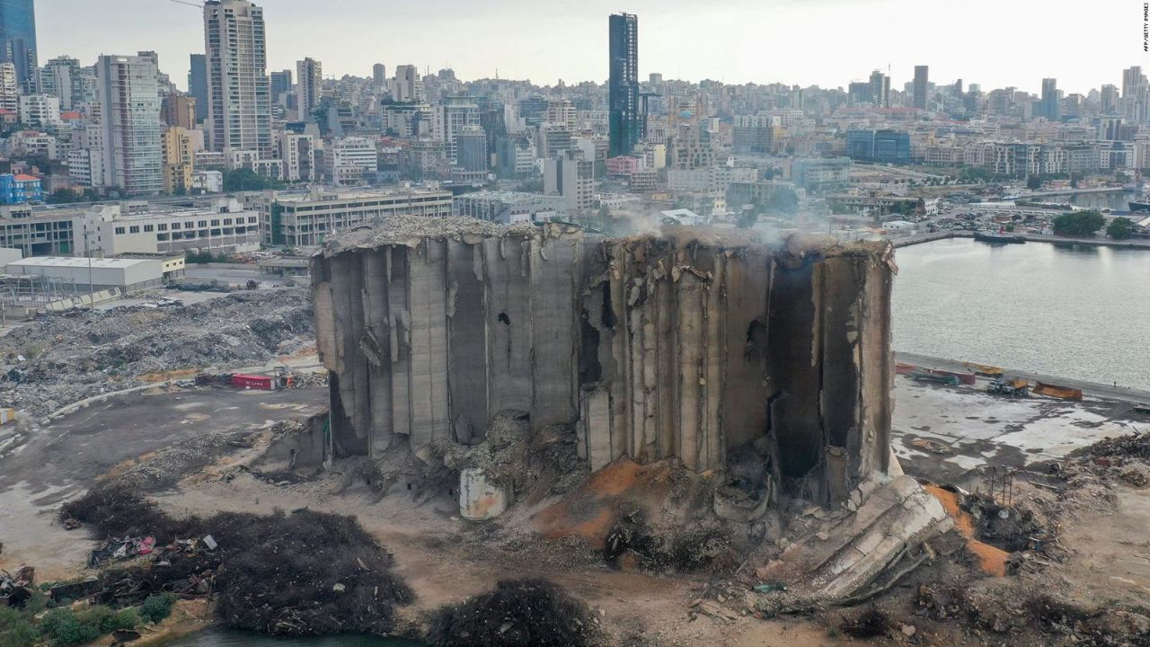 CNNE 1246541 - asi colapsan dos silos en beirut que resistieron la explosion de 2020