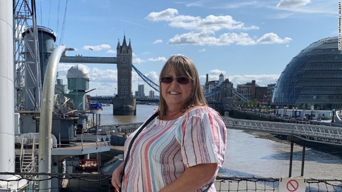 Lisa Gilbert, gerenta de Servicios de Préstamos en Charity Bank, disfruta de su día de descanso adicional con un viaje al HMS Belfast, en el Támesis, en Londres.