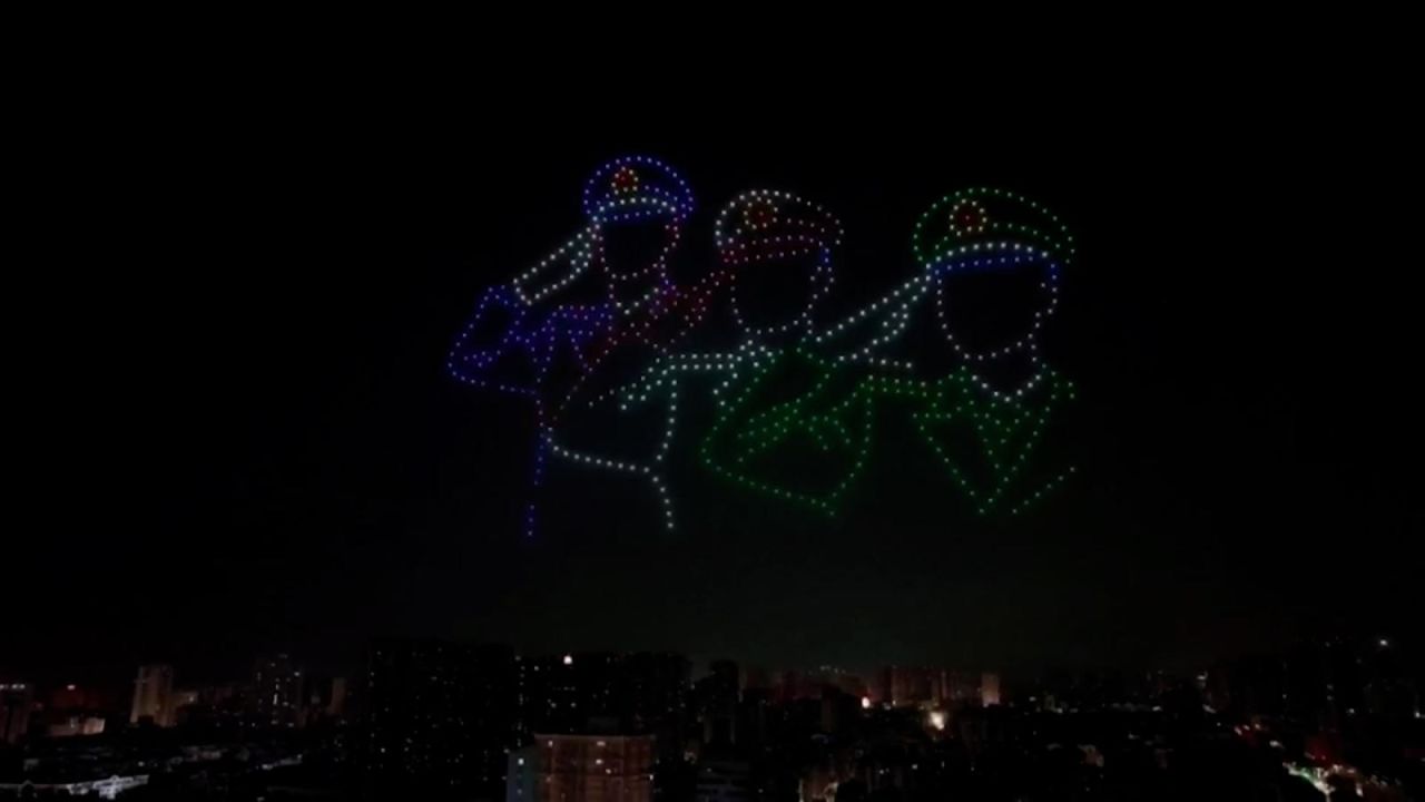 CNNE 1246685 - unos 600 drones iluminan el cielo chino para celebrar los 95 anos del ejercito popular de liberacion