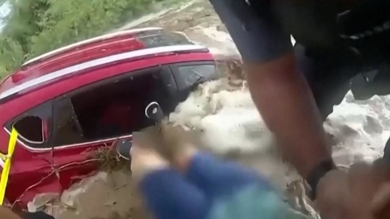 CNNE 1246840 - asi rescataron a una mujer de su auto durante inundacion