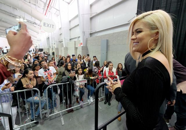 La cantante saluda a seguidores en el Festival PEOPLE En Español, en el Jacob Javitz Center el 16 de octubre de 2016 in Nueva York.