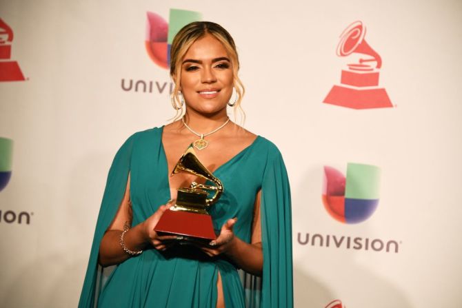 Karol G posa con su premio a Mejor Artista Nuevo en los Latin Grammy Awards en Las Vegas, Nevada, el 15 de noviembre de 2018.