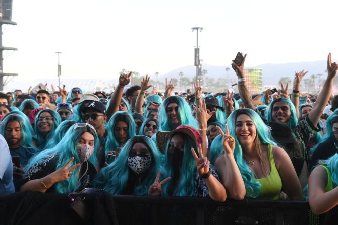 Seguidores de Karol G visten pelucas de color azul en el festival Coachella el 17 de abril de 2022.
