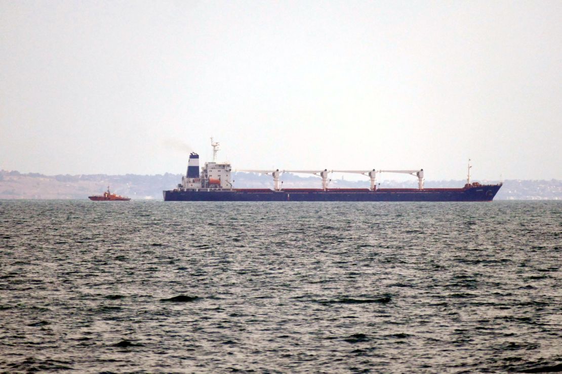 El buque de carga con bandera de Sierra Leona, Razoni, con más de 26.000 toneladas de grano ucraniano a bordo, sale del puerto de la región de Odesa el lunes.