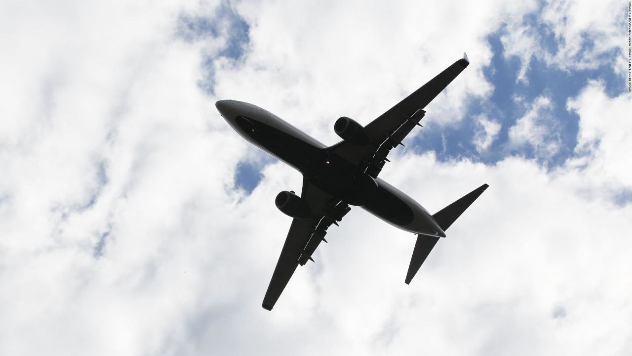 CNNE 1247018 - asi aterrizaba un avion luego de que su piloto escapara en el aire