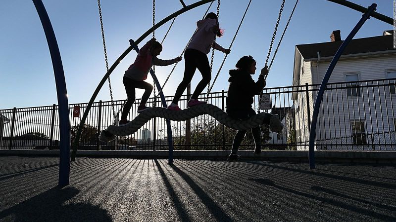 ¿qué precauciones deben tomar las familias ante el covid-19 ahora que regresan las clases en las escuelas? Nuestra analista médica nos explica | cnn