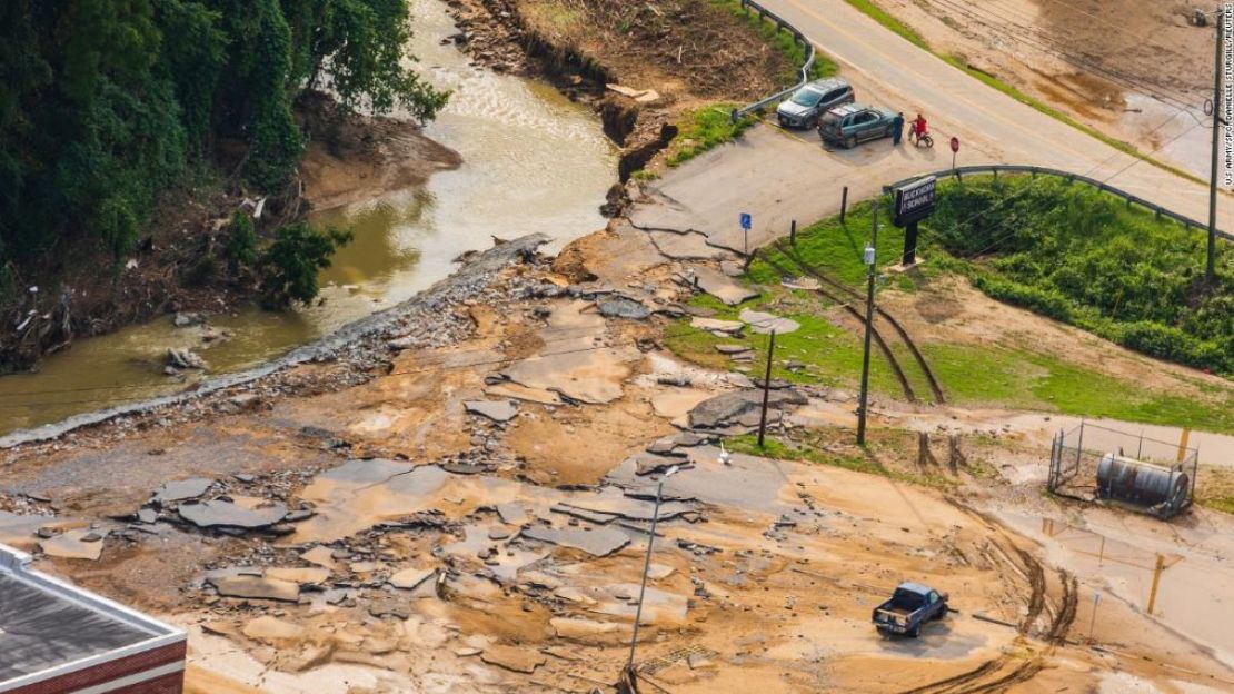 Un equipo de helicópteros de la Guardia Nacional del Ejército de Kentucky inspecciona los daños causados por las inundaciones en el este de Kentucky el sábado.