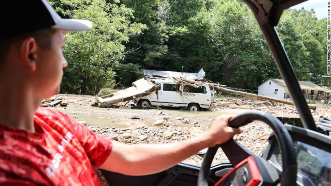 El residente Louis Turner lleva agua a sus amigos y familiares a lo largo de Bowling Creek, Kentucky, devastado por las inundaciones.