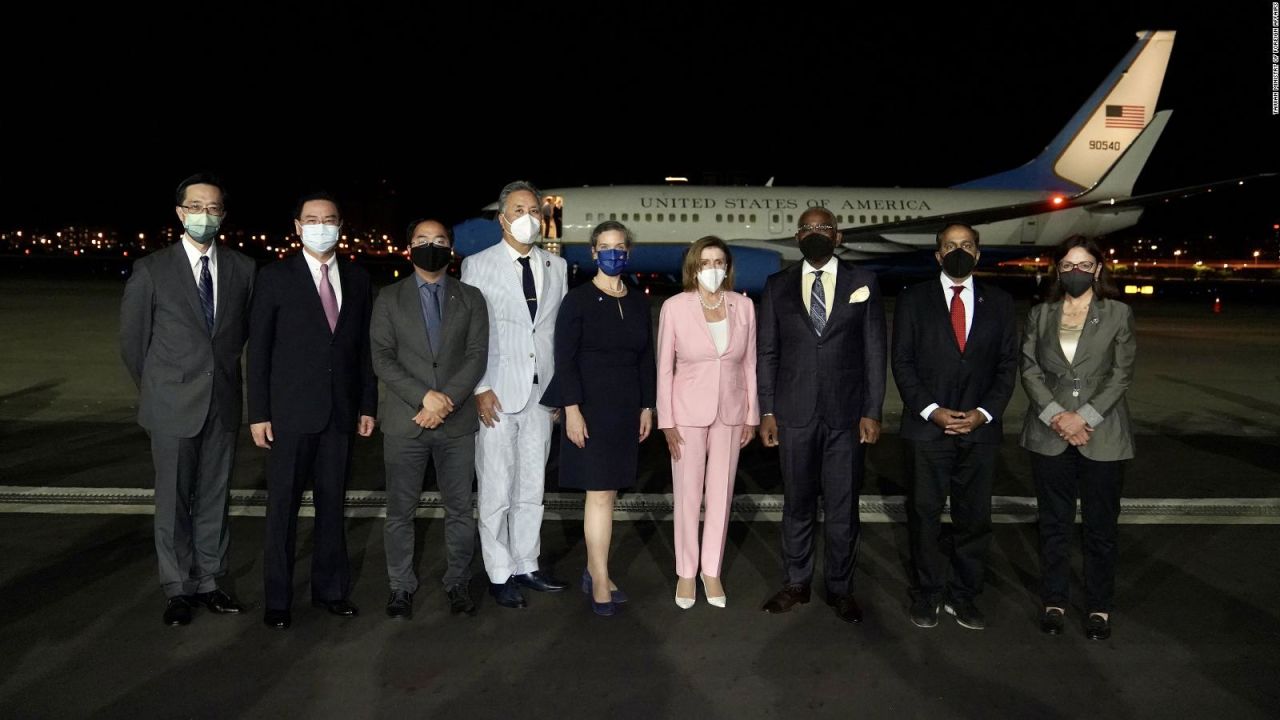 La presidenta de la Cámara de Representantes de Estados Unidos, Nancy Pelosi, llega a Taipei, Taiwán, el martes.