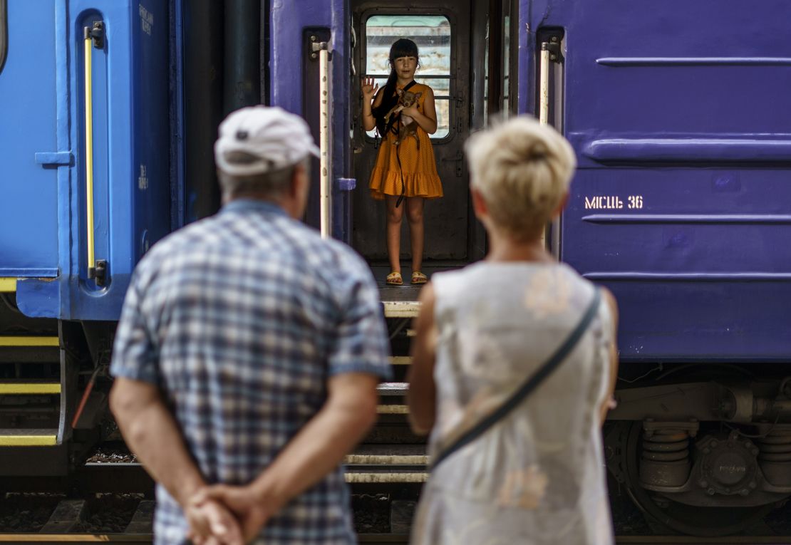 Una niña sostiene a su perro mientras se despide de sus abuelos desde un tren de evacuación que partió de Pokrovsk, región de Donetsk, este de Ucrania el martes 2 de agosto.