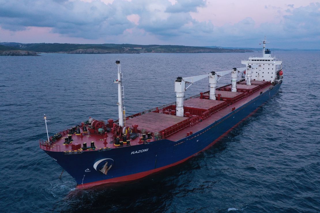 El buque de carga seca con bandera de Sierra Leona Razoni, que transporta más de 26 000 toneladas métricas de maíz, llega a la entrada del Mar Negro del Estrecho del Bósforo, en Estambul, el 3 de agosto.