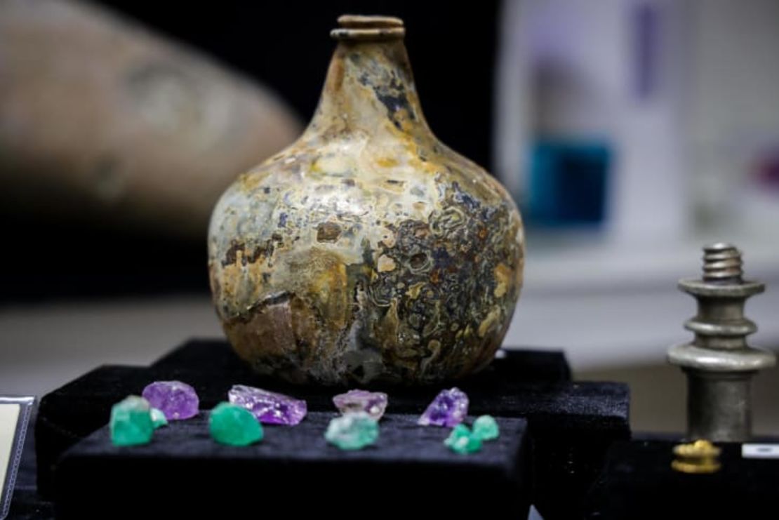 Una botella de vino de cristal, uno de los muchos objetos que arrojan luz sobre la vida a bordo del barco. Crédito: Cortesía del Museo Marítimo de las Bahamas